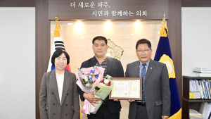 파주시의회, '3월 칭찬공무원'으로 도로건설과 정정희 팀장 선정