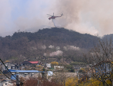 '인왕산 화재' 연기로 자욱한 홍제동 개미마을