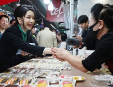 대전시장 찾은 김건희 여사...尹대통령 넥타이 경매 기부