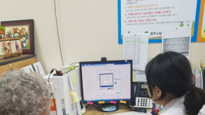 약 없는 치매, ‘의료기기’ 치료 대안 될까 