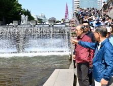 청계천 산책 즐기는 이명박 전 대통령