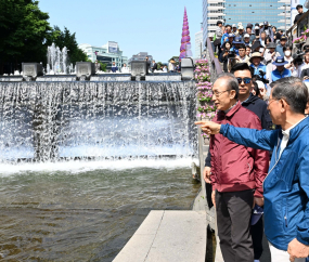 청계천 산책 즐기는 이명박 전 대통령