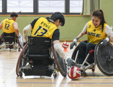 넘어지고, 부딪혀도…두 손으로 달리는 럭비팀