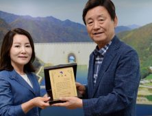 소설가 겸 방송인 전정희. 화천군 홍보대사 위촉[쿠키포토]