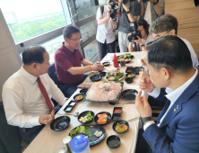 “이렇게 맛있는걸”…與, 수산시장 방문해 상인 격려