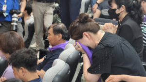 숨죽여 오열하는 이태원 참사 유가족