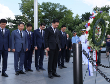 김기현 방미 첫 일정 ‘참전용사 기념비’ 헌화…“고마움 늘 새겨”