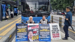 전장연, 지하철 이어 이번엔 버스 막아… 서울 도심서 기습 시위
