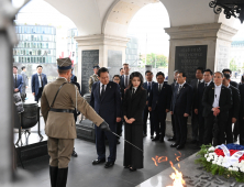 尹대통령 ‘무명용사 묘’ 헌화와 묵념