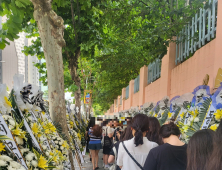 서이초 ‘조문행렬’ 학교 측 입구 봉쇄로 ‘고함고성’