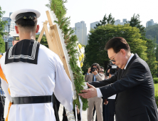 尹대통령 부부, 현직 대통령 최초 UN기념공원 참배