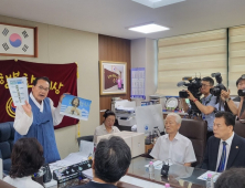 “노인 자살·빈곤 1위 현실도 암담한데”… ‘종이따귀’ 때린 어르신