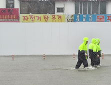 [포토] 태풍 '카눈'의 위력...강릉 경포 침수