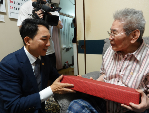 오성규 애국지사 내일 환국에 與 “보훈 정책으로 보답할 것”