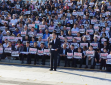 [데스크칼럼]전북 정치권 삭발투쟁...한쪽에선 골프대회 ‘빈축’ 