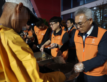 이희학 목원대총장, 3학기째 대전역 노숙인 급식봉사