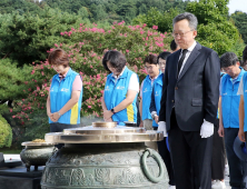 신한은행, 국군의날 앞두고 현충원 환경정비 나서 外 국민·농협은행 [쿡경제]