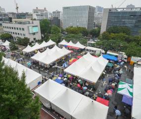 궃은 날씨에도 북적이는 '2023 추석맞이 강남구 직거래장터'