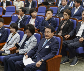 굳은 표정의 더불어민주당 최고위원들