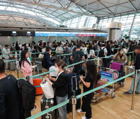 '추석 황금연휴' 여행객으로 북적이는 인천국제공항