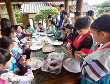 한가위 맞아 “대청마루서 송편 빚어요”