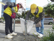 '다 같이 줍자' 신촌에서 열린 플로깅 