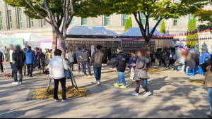 ‘이태원 참사 1주기’ 합동분향소 뒤돌린 與 조화 [쿡 정치포토]