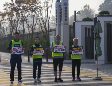 전북도의원들, 세종 기재부 앞에서 “새만금 살려내라” 피켓시위