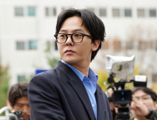 지드래곤 “마약 안했다” 기지개 켜며 경찰 출석