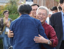 조국 끌어안은 문재인 전 대통령 