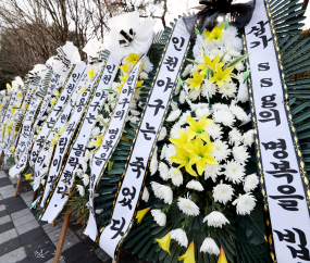 '인천야구는 죽었다' 문학경기장에 등장한 근조 화환 