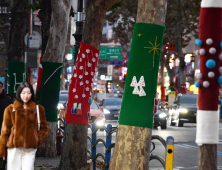 가로수 따뜻한 옷 입고 “메리크리스마스…”