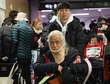 “오전 8시 혜화서 지하철 탑니다” 전장연, 출근길 선전전