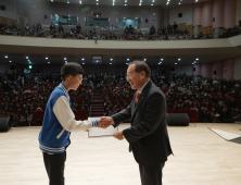 하윤수 부산교육감, 초등영재교육원 수료식 격려