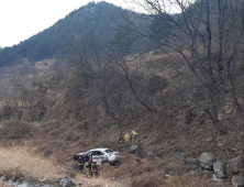 경북 영천서 승용차 개울가로 추락…1명 심정지·3명 부상