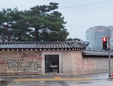 경찰, 경복궁 낙서 사주 교사범 추적 ‘난항’