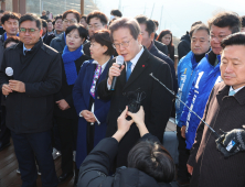 이재명, 부산서 신원 불명 남성에 피습