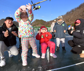 '화천 산천어축제' 10만 방문객 속 개막