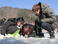 산천어낚는 가족[쿠키포토]