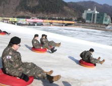 동심에 빠진 군 장병들…웃음꽃 활짝[쿠키포토]