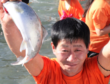 [화보]주말 화천산천어축제 맨손잡기 '진풍경' 