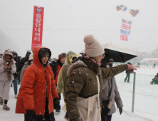 화천산천어축제, 동남아 관광객들 난생 처음 만난 겨울 '만끽'