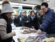 尹대통령, 의정부제일시장 찾아…고물가·고금리에 어려운 상인 격려