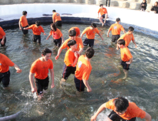 [화보]산천어축제 안전 파수꾼 '재난구조대'…역시 맨손잡기도 베테랑