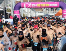 ‘추위야 물러가라’ 알몸 마라토너들 