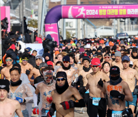 ‘추위야 물러가라’ 알몸 마라토너들 