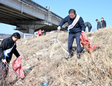 군위군, ‘설 맞이 대청소의 날’ 줍깅 데이 실시