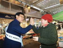 “전통시장에 활기를”…수성구, 설맞이 장보기 행사 가져