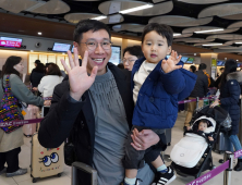 ‘평소보다 일찍 오세요’ 연휴 앞두고 붐비는 김포국제공항