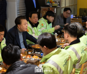 윤 대통령, 연휴 첫날 환경공무원과 조찬